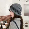 Sombrero Holgado Jacquard de Gran Circunferencia de Cabeza Otoño Invierno Nuevo Estilo Retro Japonés Borde Enrollado Sombrero de Lana Cálido Protección para los Oídos Gorro de Punto para Mujer