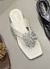 Chinelos de Dedo de Design de Nicho de Alto Padrão com Pedraria de Fogos de Artifício Estilo Francês para Mulheres, Uso Externo de Verão, Sandálias de Tira com Bico Quadrado e Salto Baixo
