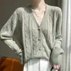 Caimento solto, estilo novo, básico e bonito! Macio e confortável, feito com 75% de caxemira e 25% de seda de amoreira, cardigã de tricô feminino com decote V e enfeites de pérola