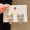 Pendientes de Plata Súper Brillantes con Cierre de Mariposa, Incrustaciones de Diamante y Diseño de Moño, Pendientes de Lujo y Sofisticación, Exquisitos y Versátiles para Mujer