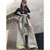 Cortina de encaje para trasero de danza jazz con cinturón a cuadros combinada con jeans, accesorio de cortina para trasero superpuesto con una minifalda y decoración de pañuelo triangular
