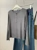 Camiseta de manga larga para mujer, estilo coreano, casual, adelgazante, versátil, cuello redondo, base, con botones de concha, de Tencel y lana, para otoño e invierno