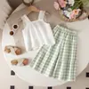 Conjunto nuevo de verano 2026 de top sin mangas calado y pantalones largos, con pantalones de cuadros de pierna ancha de corte holgado, un atuendo lindo y moderno para niñas