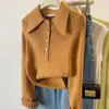 Camiseta de punto básica con cuello polo para mujer, nuevo estilo Otoño e Invierno 2025, suéter interior, top de hombro derecho de alta gama con efecto adelgazante