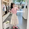 Moderna Camiseta de Manga Corta con Letras de Colores para Niños Medianos y Grandes Verano Delgado Dulce Linda Falda con Estampado Floral Conjunto de Dos Piezas