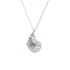 Collar de Pluma con Perlas Redondas de Agua Dulce en Tono Plateado y Colgante de Cáñamo Genuino, Colgante de Diseño Estilo Pluma