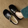 Sapatos femininos quentes, de sola reta, estilo patchwork, nova coleção outono/inverno 2025, bico profundo, felpudos, sapatos pequenos de couro