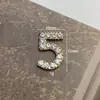 Celebridad de Internet Coreana Inglés Alfanumérico 5 Accesorios de Aleación Pequeños Estilo Chanel Carcasa para Teléfono Móvil Ropa Pendientes Material para Manualidades