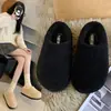 Sapatos slip-on macios de lã de cordeiro, novo modelo 2026, sapatos de algodão estilo Birkenstock preguiçosos e quentes, mules de bico fechado, mocassins
