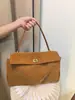 Bolsa de couro legítimo Rodeo para axila, couro bovino com textura de camurça, design estruturado e tridimensional, adequada para o trajeto diário, exala um toque de luxo e oferece grande capacidade - uma bolsa tote feminina