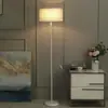 Lámpara de pie ins nórdica personalidad creativa simple moderna dormitorio mesita de noche sala de estar sofá control remoto LED lámpara de mesa de pie