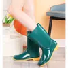Botas cálidas de media pantorrilla para adultos para el trabajo, zapatos de goma para días lluviosos, botas de lluvia para mujer, zapatos de lluvia de caña alta estilo fresco para adultos