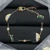 Pulsera Nueva de Diseñador Estilo Europeo y Americano Transfronteriza con Logo y Múltiples Flores en Forma de V para Mujer, Acabado de Alta Gama, Fotos Reales, Mayoreo