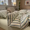 Juego de cuatro piezas de algodón arrugado lavado ultrasuave Clase A, funda de edredón a rayas simple, sábana, sábana ajustable, juego de tres piezas para cama de dormitorio estudiantil