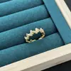 Anillo de Mariposa y Flor con Esmalte de Lujo Ligero, Diseño Nicho para Mujer, Moderno, Versátil, Sensación de Alta Gama, Anillo Ajustable para Adelgazar el Dedo