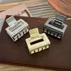 Pasador de Metal Cuadrado Simple Elegante Coreano para Mujer Pinza de Tiburón para el Cabello Adorno para la Cabeza de Otoño e Invierno con Diseño de Nicho
