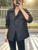 Foto real del nuevo abrigo casual corto para mujer estilo nicho vintage 2026 con cuello de solapa, botones de doble botonadura y corte holgado