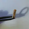 Anillo Estilo Europeo y Americano V-Gold Versión de Alta Gama con Tachuelas de Cabeza de Bala, Gruesamente Chapado en Oro Rosa de 18K, Moderno y Versátil, Venta Directa del Fabricante