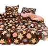 Conjunto de cama de quatro peças espesso de inverno, com tecido de veludo de leite de alta gramatura, adequado para quartos de dormitório e quartos, com um design fofo e feminino, incluindo um lençol e uma fronha