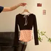 Camiseta de estilo coreano para chica hot con lunares, cuello halter con cordones, imitación de dos piezas, cuello en V para mujer, otoño 2026, ajuste ceñido, top corto de manga larga