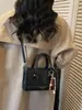 Bolso tipo baguette elegante de diseño de nicho para mujer 2025 Nuevo modelo de invierno Bolso de hombro cruzado diario de retazos de lujo ligero