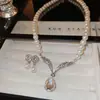 Brinco Colar Conjunto de Duas Peças Pérola Gota D'água Cravejado com Diamantes Super Flash Corrente para Clavícula Versátil e na Moda Colar de Luxo Leve de Alta Qualidade para Mulheres