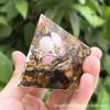 Nuevo Producto Transfronterizo Bola de Cristal Rosa Natural Grava de Piedra Ojo de Tigre Ornamento de Pirámide Resina Epoxi Decoración para el Hogar