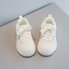 Zapatillas infantiles 2026 primavera y otoño nuevo estilo para niñas moda suela blanda versátiles blancas para niños antideslizantes de caña baja deportivas