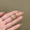 Brincos de Tarraxa em Forma de C de Madrepérola Branca Francesa Versáteis Modernos Nicho Simples Elegantes Brincos Exquisitos Toque de Luxo Brincos para o Dia a Dia
