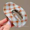 Pinza para el pelo de estampado a cuadros para mujer, nuevo modelo 2026, pinza ovalada hueca para la parte trasera de la cabeza, pinza de pico de pato grande, accesorio para el cabello de alta gama