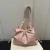 Bolsa de Ombro Transversal Versátil Simples de Luxo Nicho Textura de Rebite Plissado Moda Verão 2026