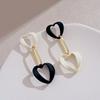 Pendientes grandes con forma de corazón de melocotón en blanco y negro de estilo antiguo medio, con temperamento moderno, pendientes únicos y exagerados que muestran la cara, pendientes nuevos pequeños.