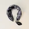 Bufanda Pequeña de Seda Estilo Nuevo con Hebilla Magnética Perezosa y Tacto de Alta Gama, Cadena de Perlas para Clavícula para Mujer, Bufanda Pequeña con Elemento de Carruaje de Lunares Paisley