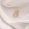 Broche Elegante de Diamante Flash Letra Inglesa de Alta Qualidade Luxo Leve Feminino Antirreflexo Lapela de Terno Acessórios de Roupa Versáteis para Todas as Ocasiões