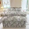 Juego de cuatro piezas de falda de cama acolchada con estampado floral fresco con encaje de doble capa, algodón agradable para la piel, adecuado para exportación transfronteriza, se puede enviar en nombre de los clientes
