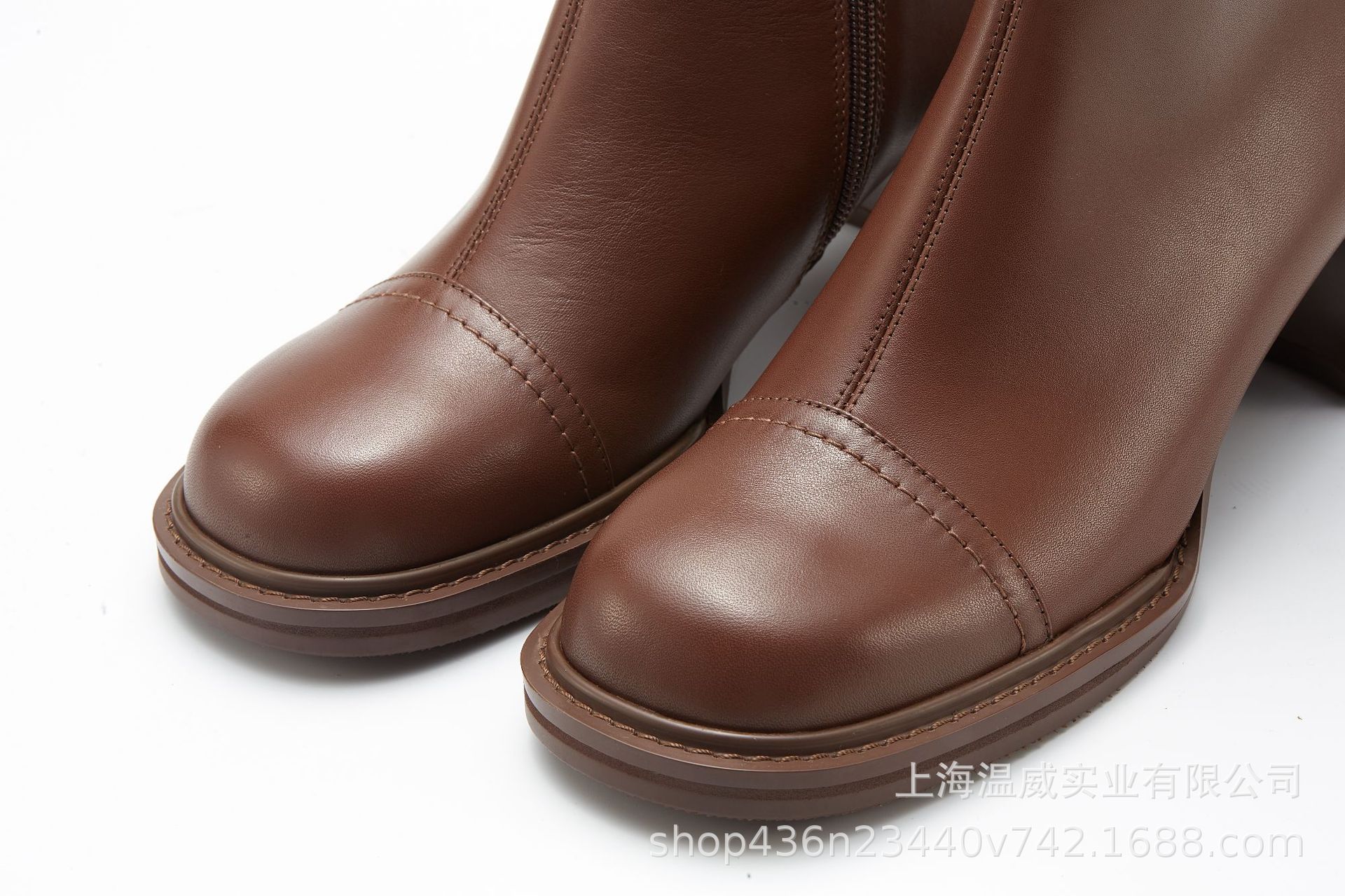 秋冬新款马v口头层小牛皮方尖头粗跟女靴套筒骑士靴女