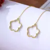 Pendientes Colgantes de Flor de Cinco Pétalos Hueca de Nuevo Diseño Simple Transfronterizos para Mujer Pendientes de Flor de Trébol de Cinco Hojas de Venta Caliente Europeos y Americanos