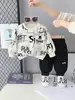 Conjunto de primavera e outono para meninos 20256, novo design estiloso para bebês de 1 a 3 anos, conjunto de duas peças com moletom de manga longa para outono