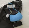 Bolso de fieltro de color liso para debajo del brazo con pompón, elegante bolso de hombro, bolso cuadrado pequeño de fieltro, nuevo bolso de invierno fresco para debajo del brazo