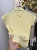 Camiseta de gola alta parcial, slim fit e que valoriza a silhueta, com mangas bufantes pequenas para mulheres, coleção outono/inverno 2026, top base estiloso e versátil