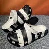 Sandalias de Playa para Verano al Aire Libre Transfronterizas con Estampado Blanco y Negro, Sandalias de Punta Cerrada para Hombre, Sandalias Huecas de Suela Suave, Zuecos de Verano