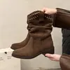 Botas de Camurça da Moda com Boca de Rebite Versáteis de Cano Médio Femininas 2026 Chegada de Outono Botas Afuniladas Franzidas Salto Alto Bloco Botas da Moda