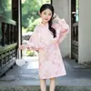 Nova coleção de outono: Conjunto de cheongsam estilo chinês para meninas, apresentando um cheongsam floral e um xale combinando, um conjunto de duas peças em estilo chinês tradicional
