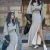 Elegante Conjunto Coreano de Primavera y Otoño, Moda Atractiva y Única: Sudadera Corta Off-Shoulder + Falda con Abertura Lateral de Diseño para Mujer