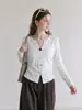 Camiseta negra de manga larga con cuello en V y decoración de botones para mujer, nuevo estilo otoño 2026, abertura irregular, top entallador