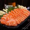 Plato de ventresca de pescado, sashimi fresco noruego recién cortado, sección media de salmón importado, mariscos listos para comer, láminas de pescado crudo refrigeradas