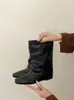 Versão macia~Botas de cano médio plissadas, empilhadas, de bico quadrado nicho, que aumentam a altura, para mulheres, novas botas de montaria versáteis 2026