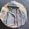 Chaqueta de Protección Solar para Niños Verano 2026 Nuevo Modelo con Capucha Bloque de Color Chaqueta para la Piel para Niños Mayores, Abrigo Delgado para Niños