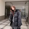 Chamarra Corta con Capucha de Plumas para Mujer 2025 Nuevo Estilo de Invierno Gruesa Holgada Estilo Puffer Abrigo Cálido de Pareja Moderna