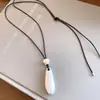 Collar con cordón de cuero de estilo minimalista coreano y colgante ovalado, sensación de lujo ligero y alta gama, cadena para la clavícula, accesorio simple, moderno y versátil